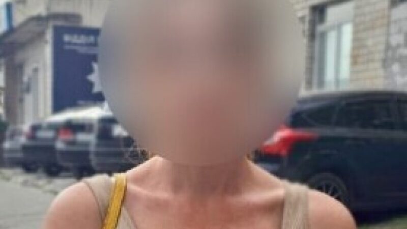 Зірвала з шиї 12-річної дівчинки прикрасу з підвіскою та втекла: у Дніпрі затримали зловмисницю