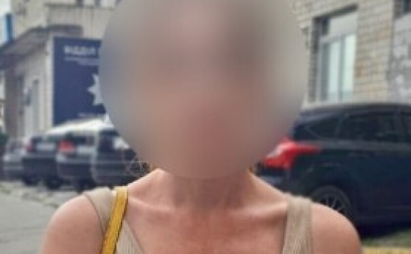 Зірвала з шиї 12-річної дівчинки прикрасу з підвіскою та втекла: у Дніпрі затримали зловмисницю