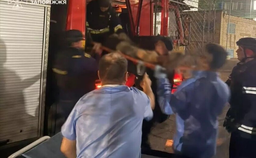 На Запоріжжі рятувальники деблокували 65-річну жінку з пошкодженого будинку