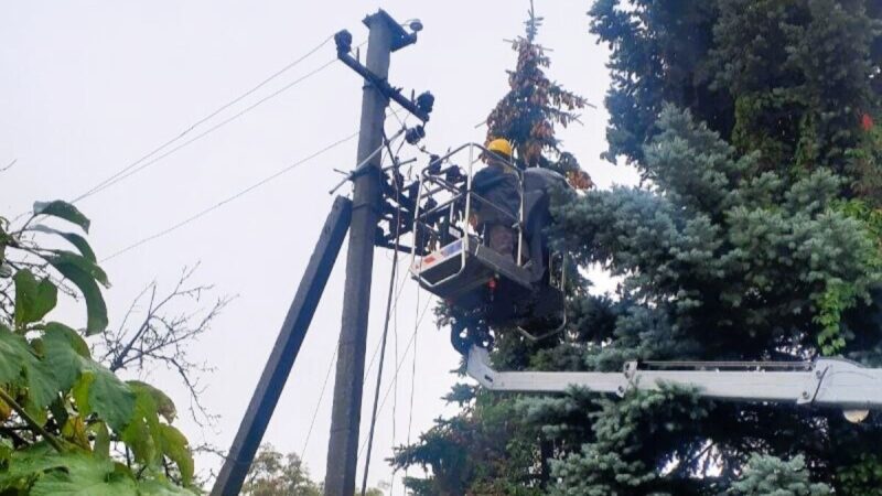 На Дніпропетровщині через негоду без світла залишаються 23 тисячі споживачів