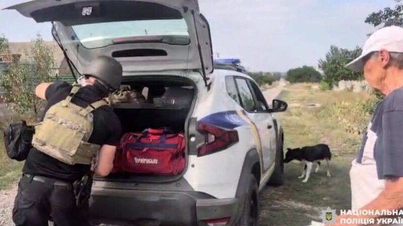 «Ми вже так втомились від цих жахів», – поліцейські Запоріжжя евакуювали з прифронтової Новомиколаївки жінку з інвалідністю та літнє подружжя