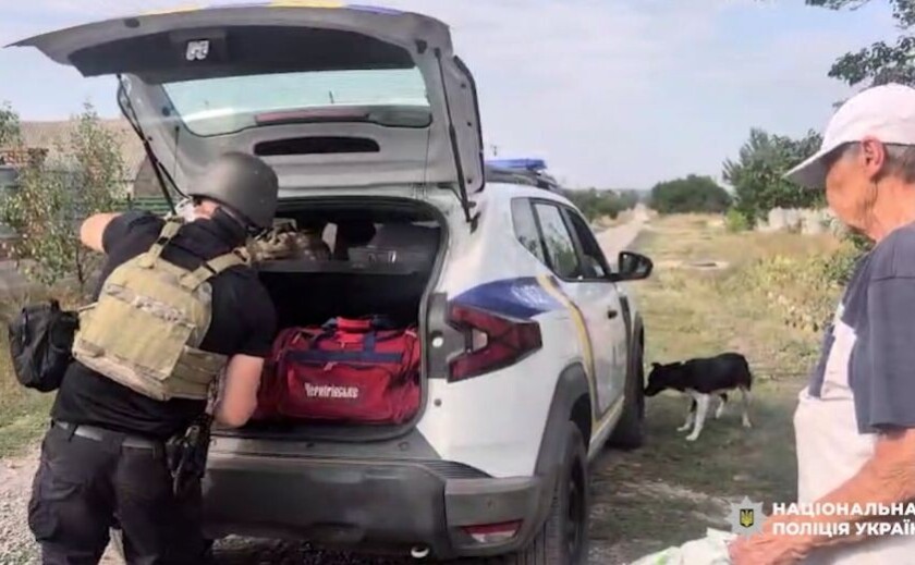 «Ми вже так втомились від цих жахів», – поліцейські Запоріжжя евакуювали з прифронтової Новомиколаївки жінку з інвалідністю та літнє подружжя