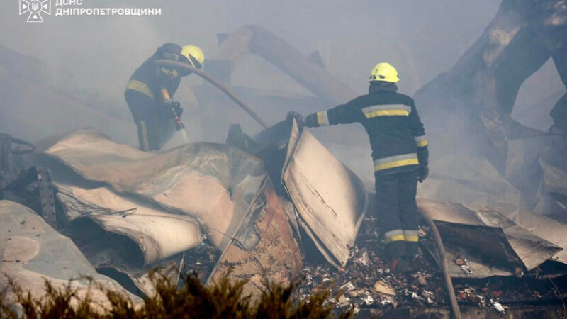 У Дніпрі після ворожого удару загорівся склад логістичної компанії