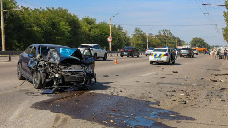 На Запорізькому шосе у Дніпрі зіткнулися два автомобілі та маршрутка: є постраждалі