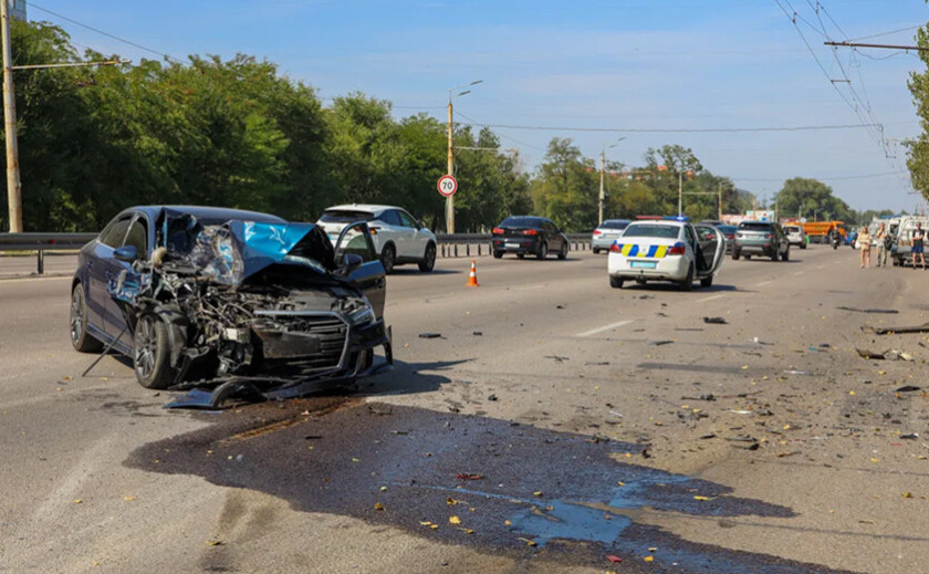 На Запорізькому шосе у Дніпрі зіткнулися два автомобілі та маршрутка: є постраждалі