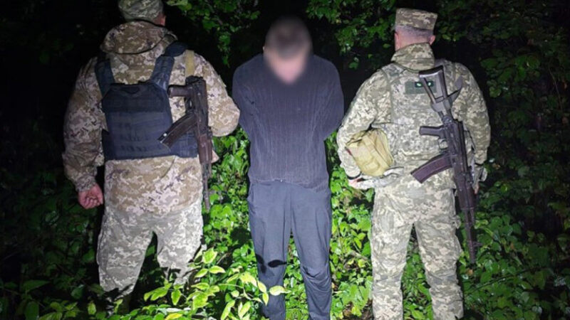 Заблукав у лісі, намагаючись перетнути кордон: прикордонники виявили 24-річного втікача