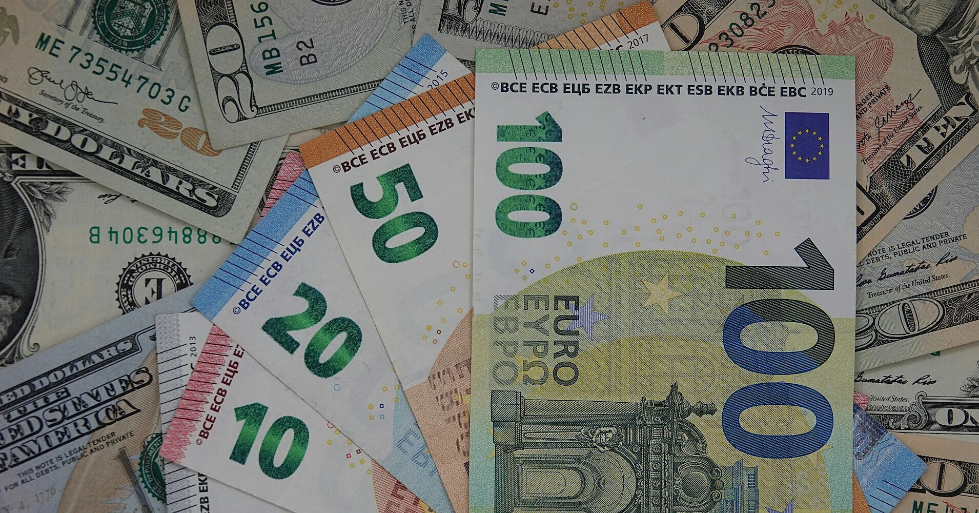 Євро втрачає позиції щодо долара після нових сигналів ФРС