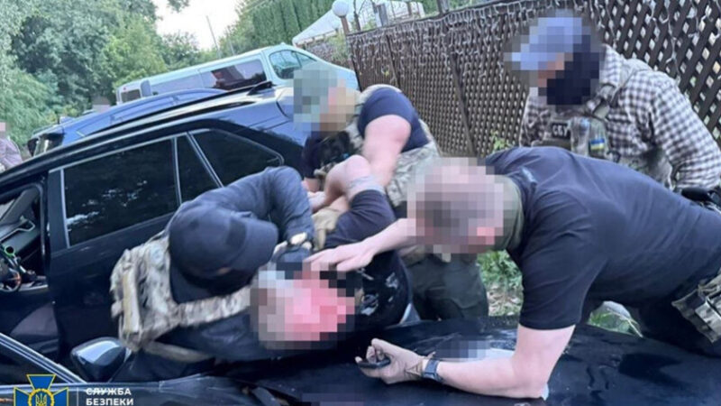 СБУ запобігла серії терактів та замовним нападам: підозри отримали експосадовець ДСНС та його спільники
