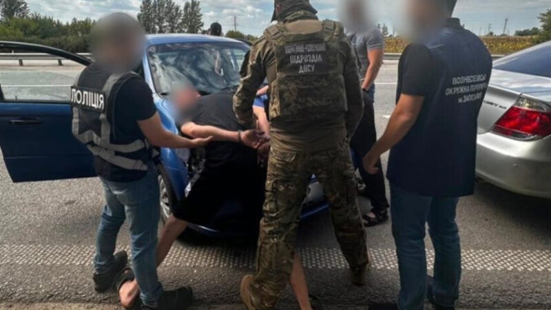 Від 2 до 8 тисяч доларів за втечу з країни: у Запоріжжі чоловік пропонував військовозобов’язаним незаконно перетнути кордон