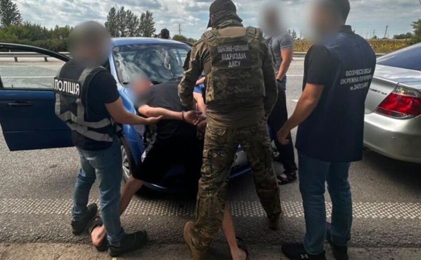 Від 2 до 8 тисяч доларів за втечу з країни: у Запоріжжі чоловік пропонував військовозобов’язаним незаконно перетнути кордон