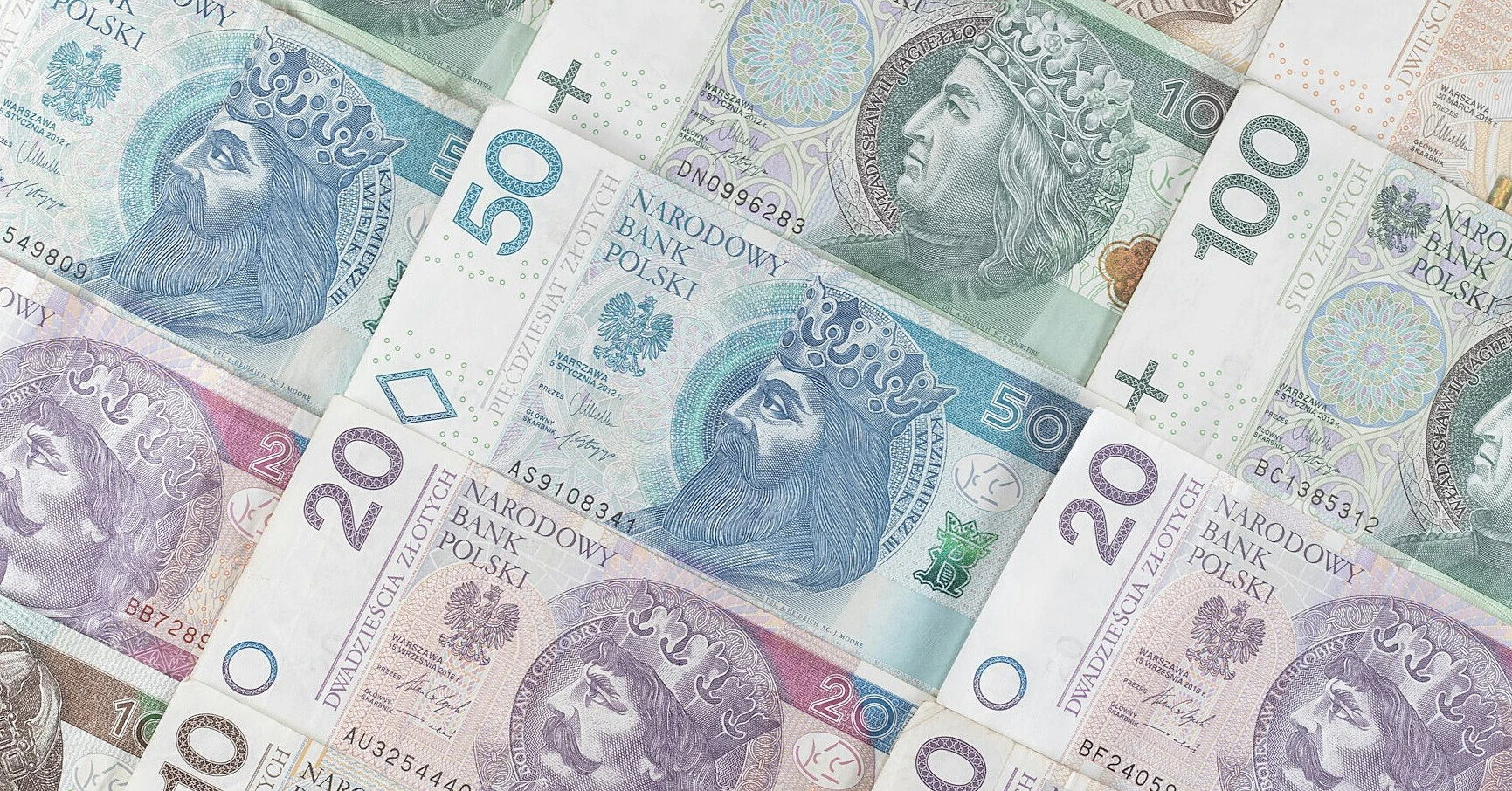 Зростання зарплат у Польщі сповільнилося, зайнятість продовжує падати