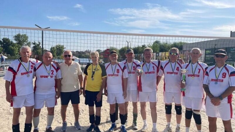 Команда з Кам’янського здобула «срібло» на ветеранському турнірі з пляжного волейболу