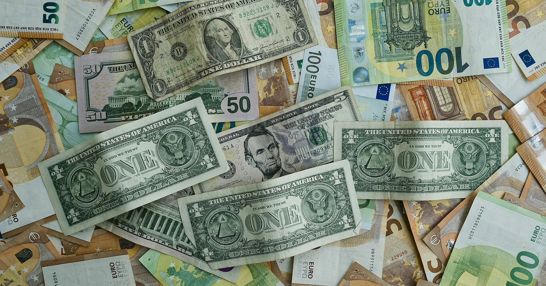Американська статистика підтримала долар і послабила євро