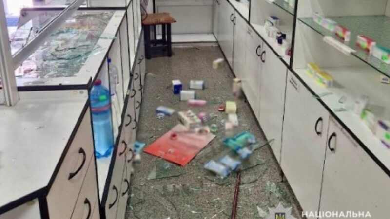 Поліцейські Дніпра затримали двох чоловіків за хуліганські дії в аптеці