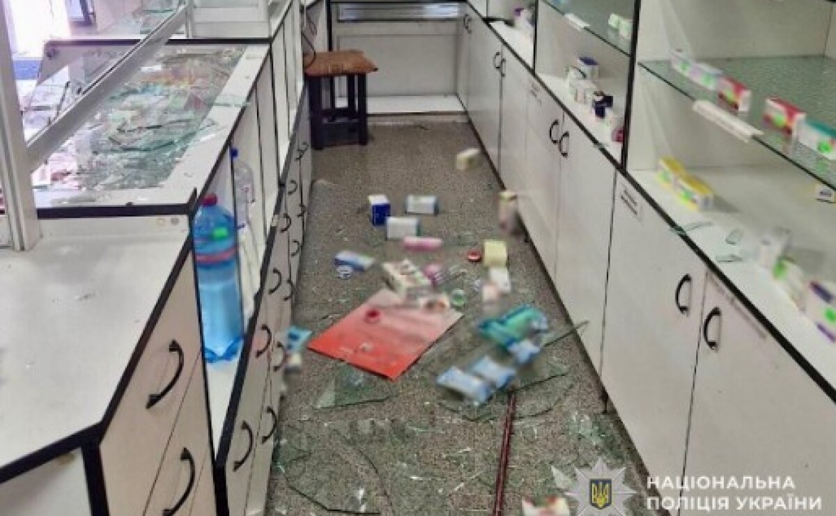 Поліцейські Дніпра затримали двох чоловіків за хуліганські дії в аптеці