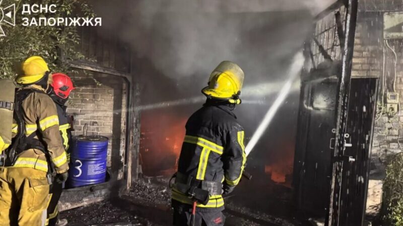 У Запоріжжі під час пожежі ледь не загинув чоловік та вигоріли вщент 2 автомобілі