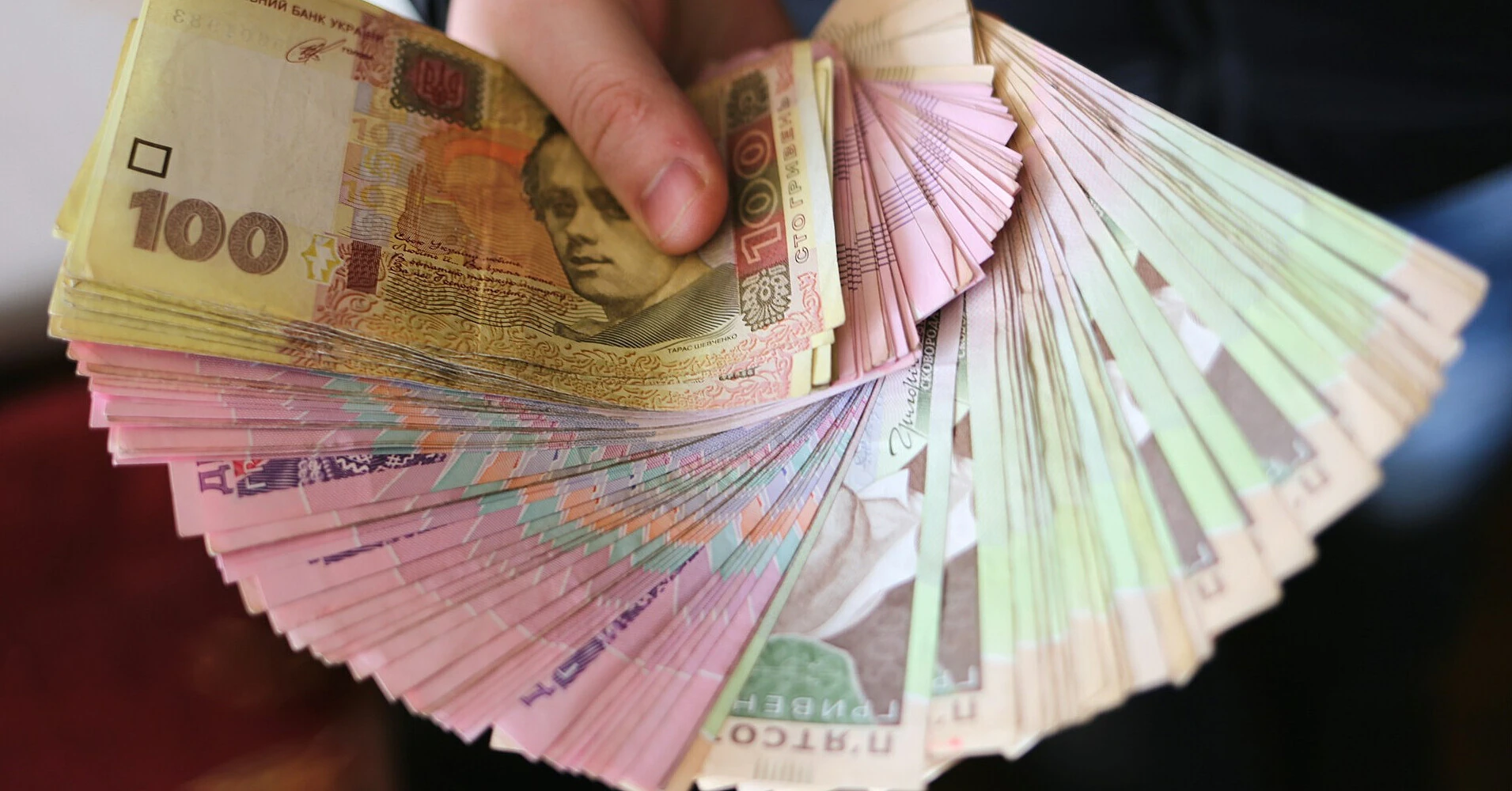 Українці стали брати більші мікрокредити, борг перед МФО продовжує зростати