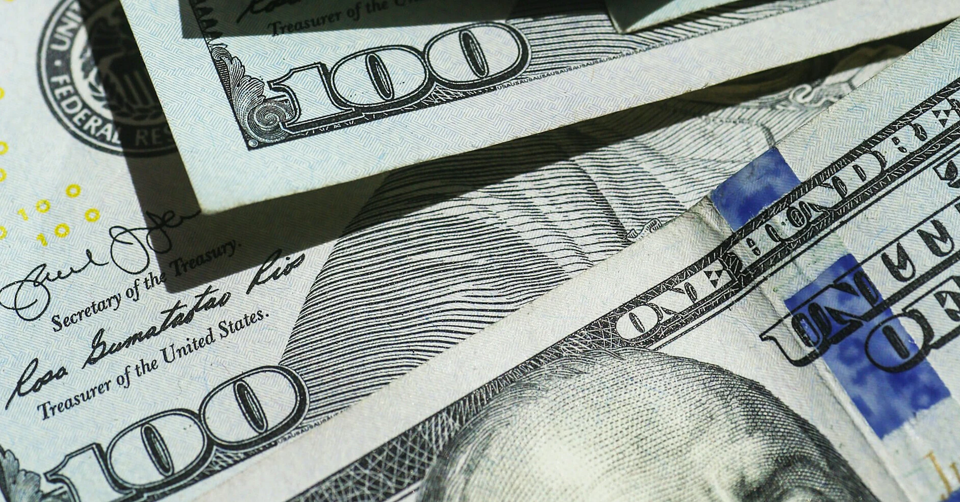 Долар продовжує дешевшати на українському валютному ринку
