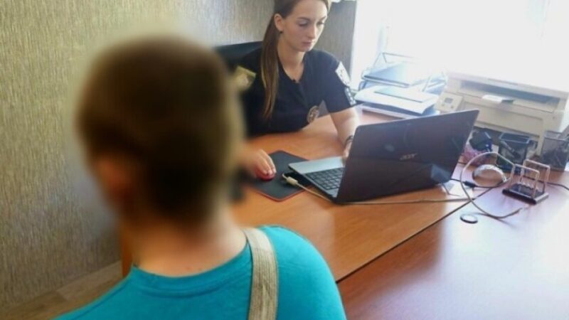 Напав на перехожого у Кам’янському: поліцейські затримали містянина за хуліганство