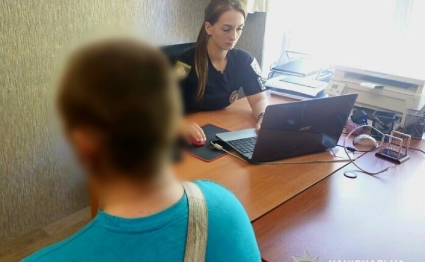 Напав на перехожого у Кам’янському: поліцейські затримали містянина за хуліганство