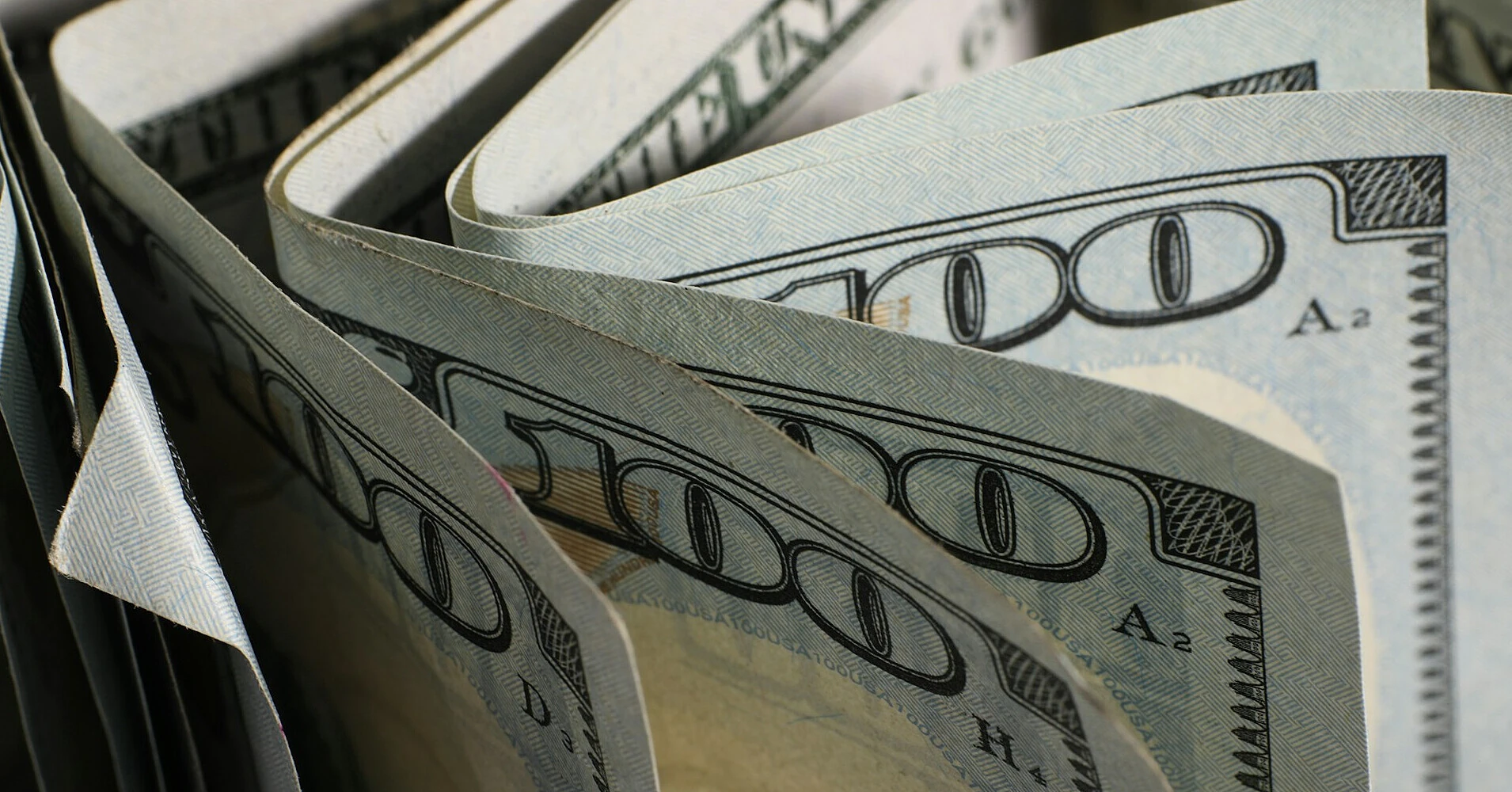 Долар продовжує дешевшати на українському ринку