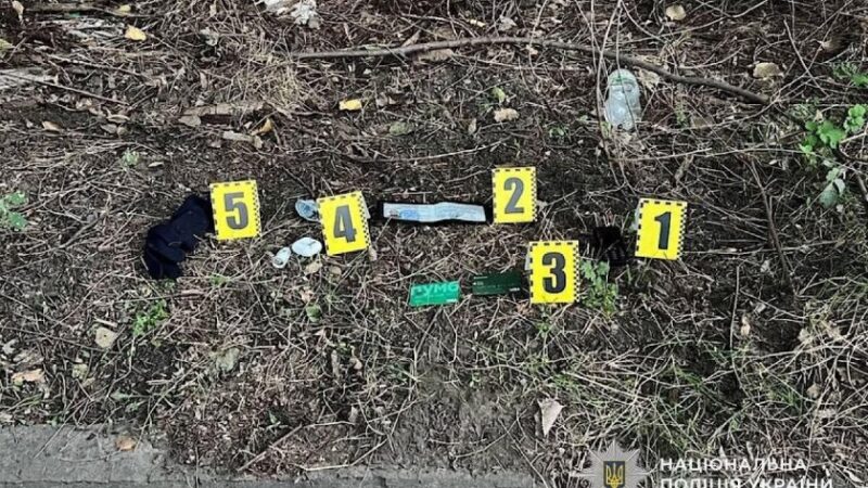 У Дніпрі двоє чоловіків побили військового та відібрали сумку з грошима