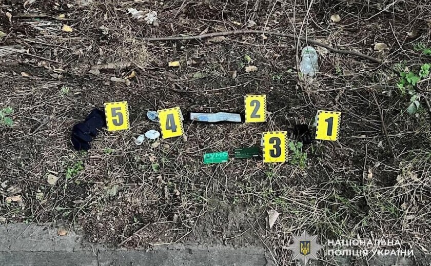 У Дніпрі двоє чоловіків побили військового та відібрали сумку з грошима