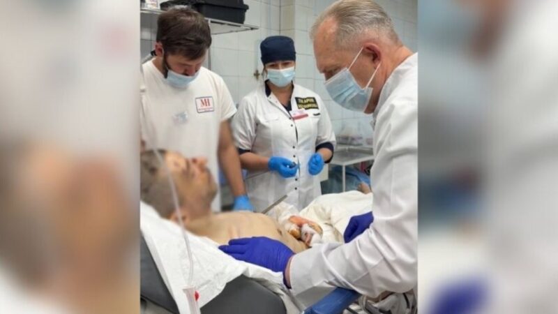 У Дніпрі рятують чоловіка, якого закрили від вибуху мама та брат