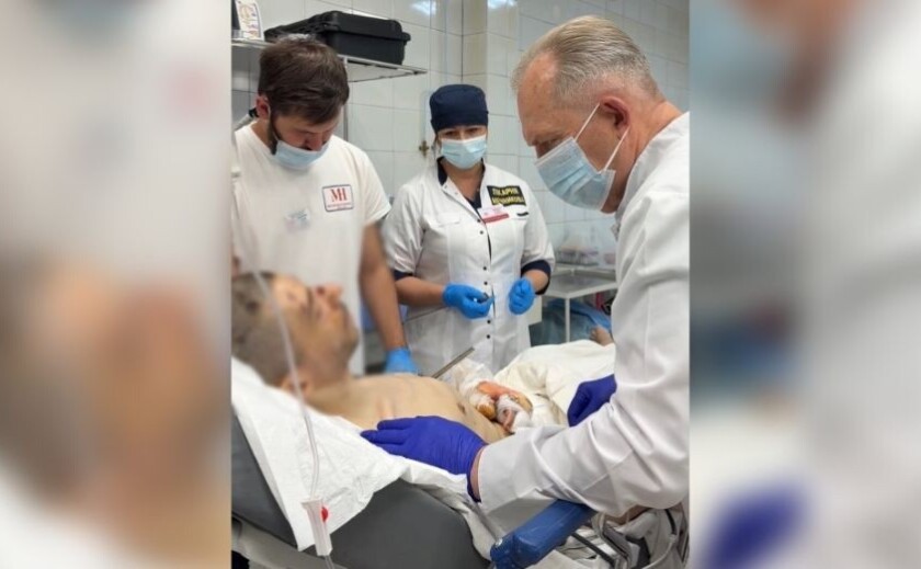 У Дніпрі рятують чоловіка, якого закрили від вибуху мама та брат