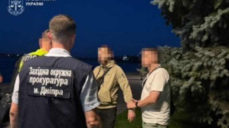 У Дніпрі затримали чоловіка, який за $5 тисяч обіцяв організувати втечу за кордон
