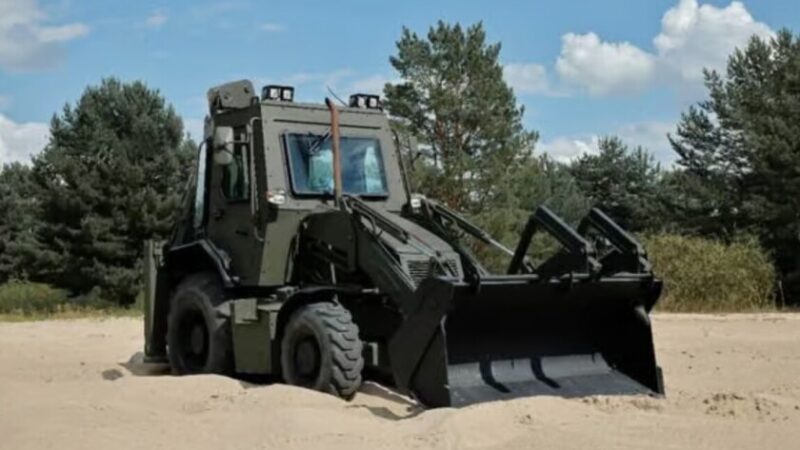 В Україні створили перший броньований екскаватор для потреб війська