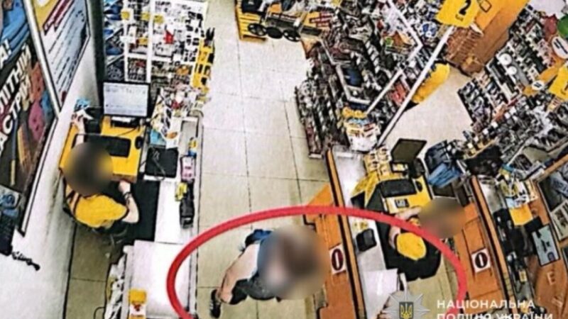 Привласнила знайдену банківську картку та витратила з неї майже 25 тисяч гривень: у Дніпрі слідчі повідомили жінці про підозру