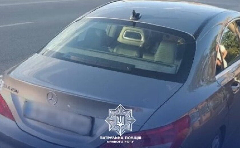 У Кривому Розі водій вирішив проїхатися тротуаром: патрульні затримали правопорушника
