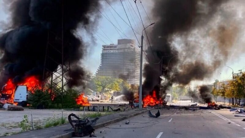 Ворог двічі вдарив по харчовому підприємству у Дніпрі: двоє людей загинули