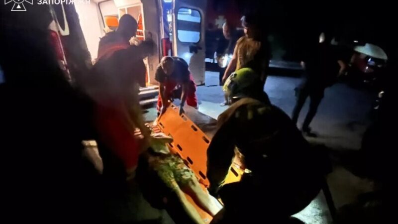 У Запоріжжі рятувальники надали допомогу хлопцю, який впав з 8-метрової висоти