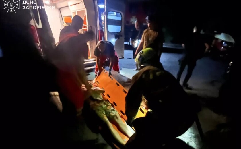 У Запоріжжі рятувальники надали допомогу хлопцю, який впав з 8-метрової висоти