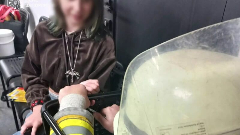 У Запоріжжі рятувальники звільнили палець 10-річної дівчинки з пастки