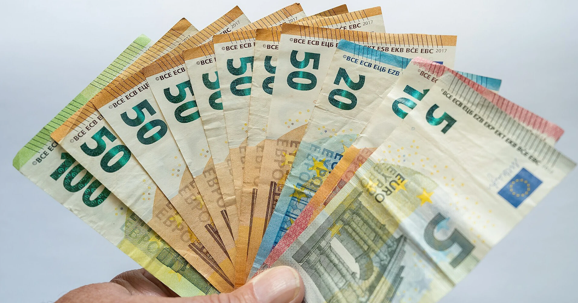 Євро починає тиждень на тлі нових загроз європейській економіці