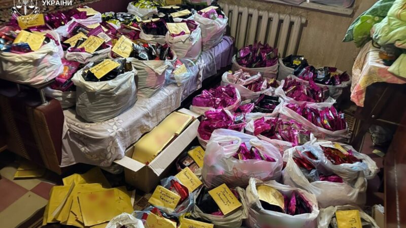 Цукерки з психотропами та рідини для вейпів із канабісом: у Дніпрі викрили групу з сімох людей