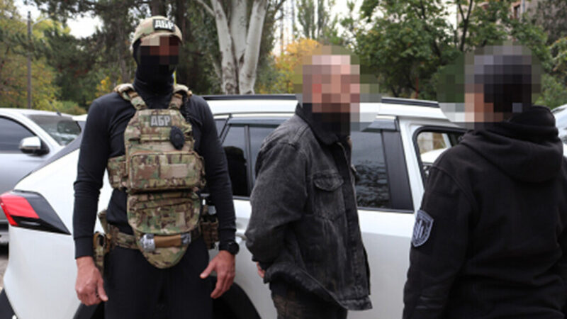 На Дніпропетровщині затримали посадовця ТЦК, який вимагав 11 тисяч доларів за звільнення двох братів зі служби