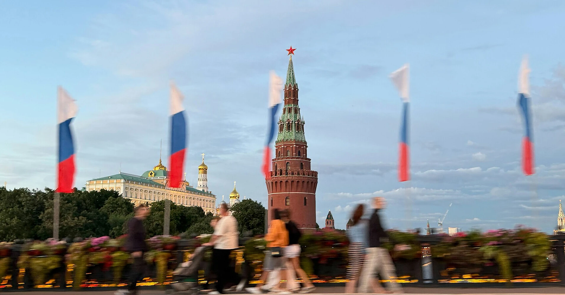 Військові витрати Росії залишаться рекордними ще щонайменше три роки – Bloomberg