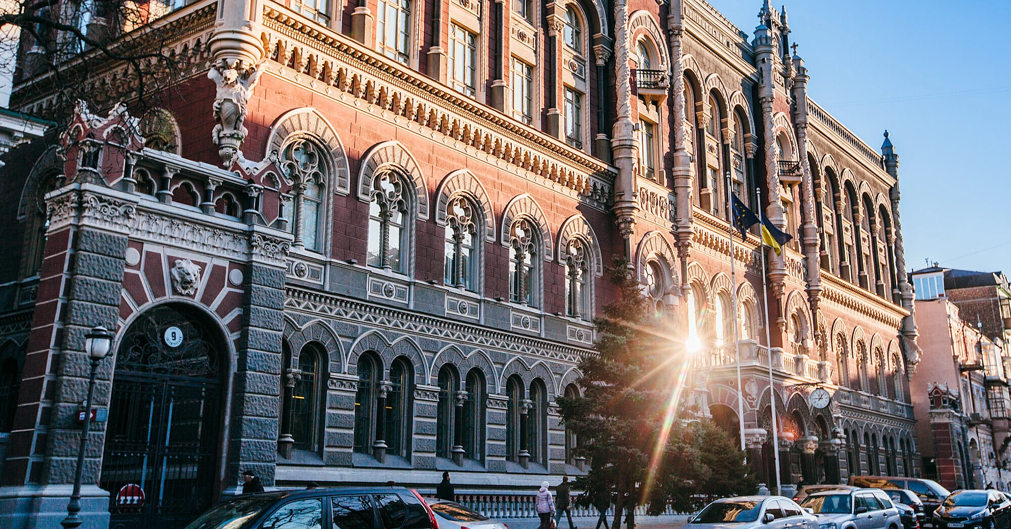 НБУ знизив курс долара попри його подорожчання наприкінці торгів