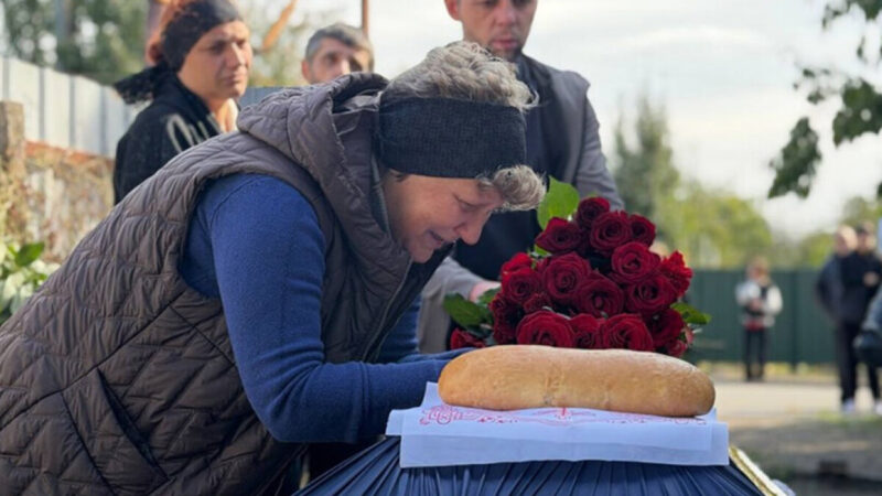 У Синельниковому попрощалися з 15-річним хлопцем, який загинув через удар рф по відділенню «Нової пошти»