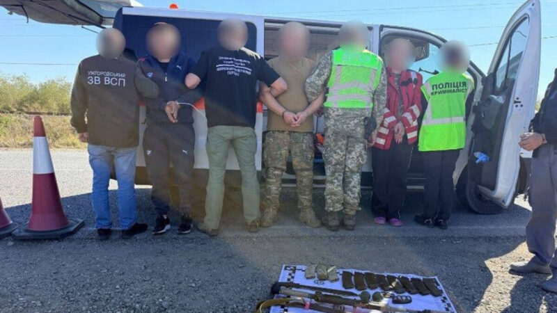 «Швидка» зі зброєю та чоловіками у багажнику: на Закарпатті викрили ще одну схему втечі з країни