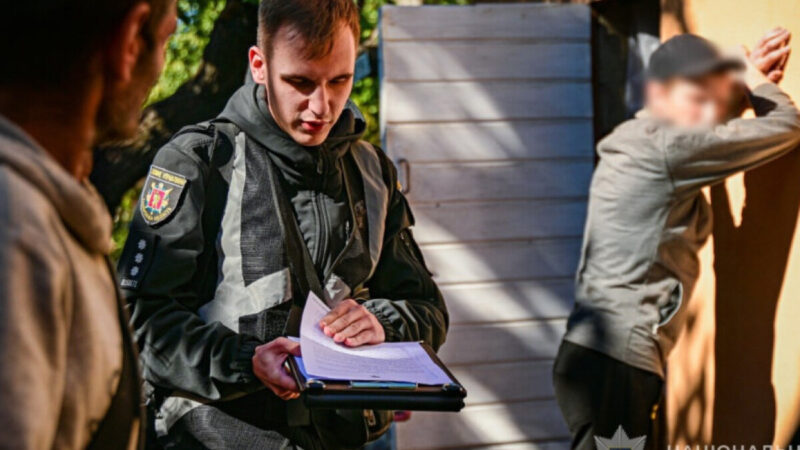 У Запоріжжі двох чоловіків підозрюють у збуті канабісу та нарковмісних препаратів