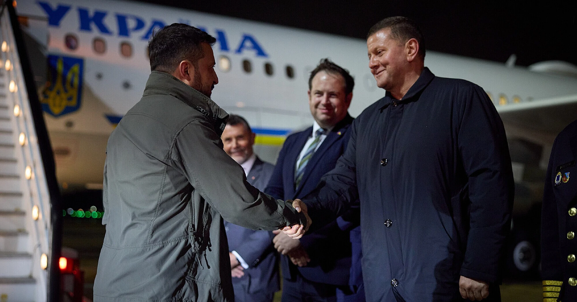 Розрив у підтримці Зеленського та Залужного скоротився – опитування