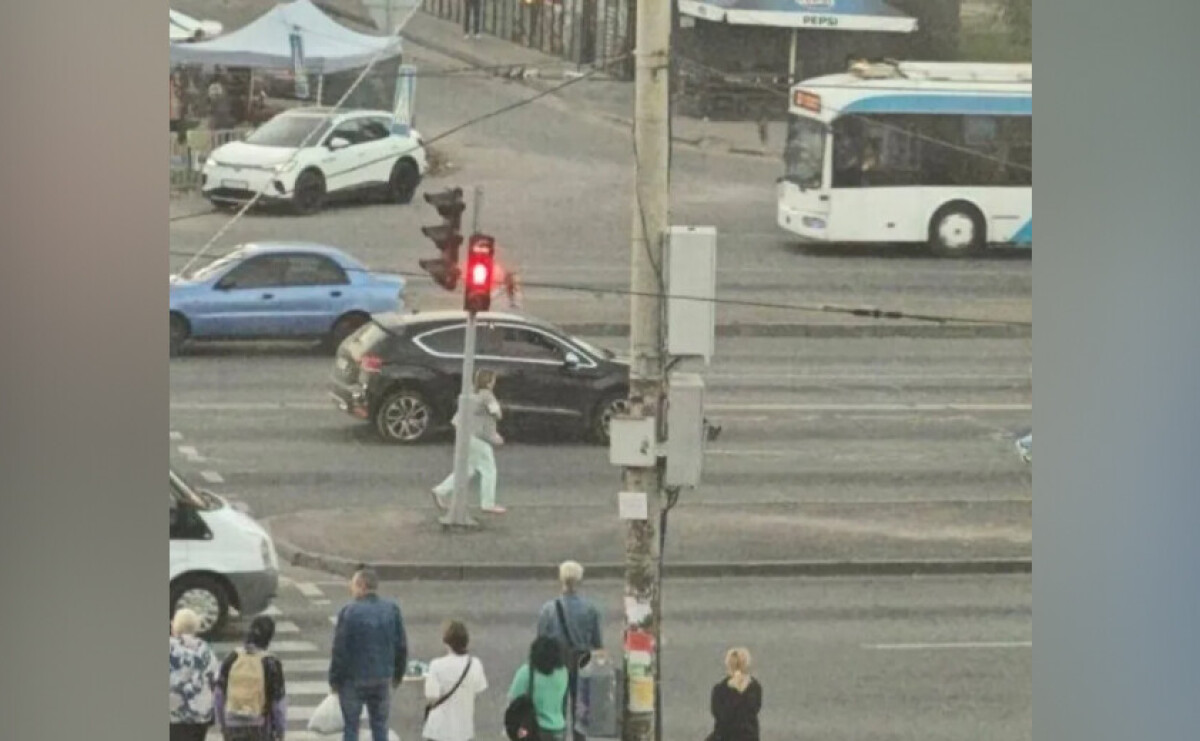 У Дніпрі на Слобожанському проспекті Citroen збив 77-річного пішохода