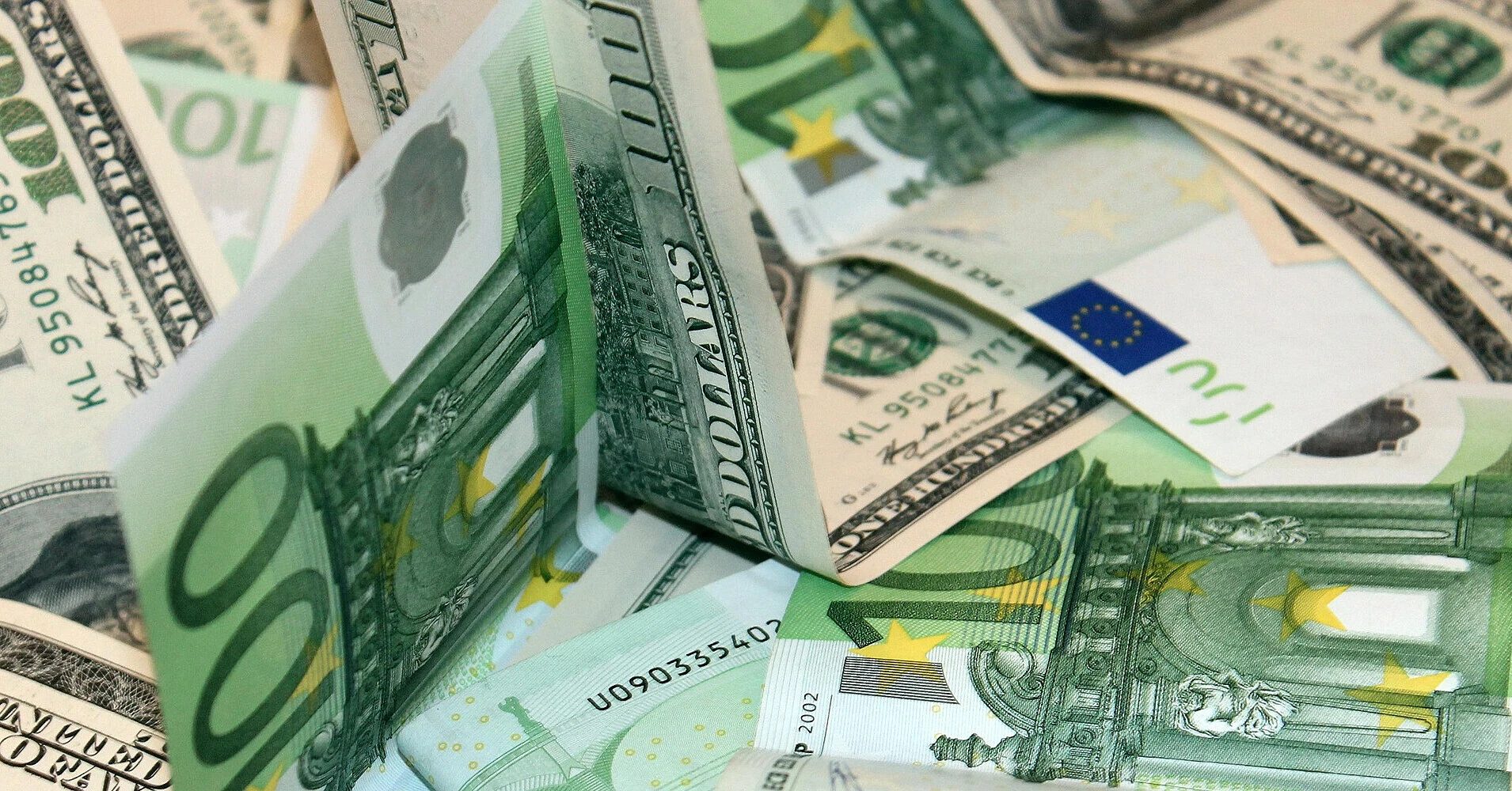 Долар в Україні пішов угору слідом за глобальним зміцненням валюти США