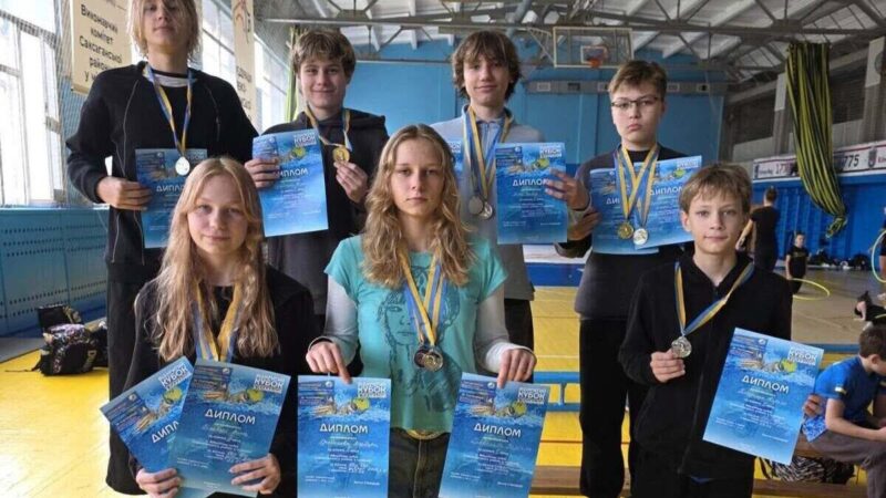 Юні плавці з Кривого Рогу здобули низку медалей на районному кубку