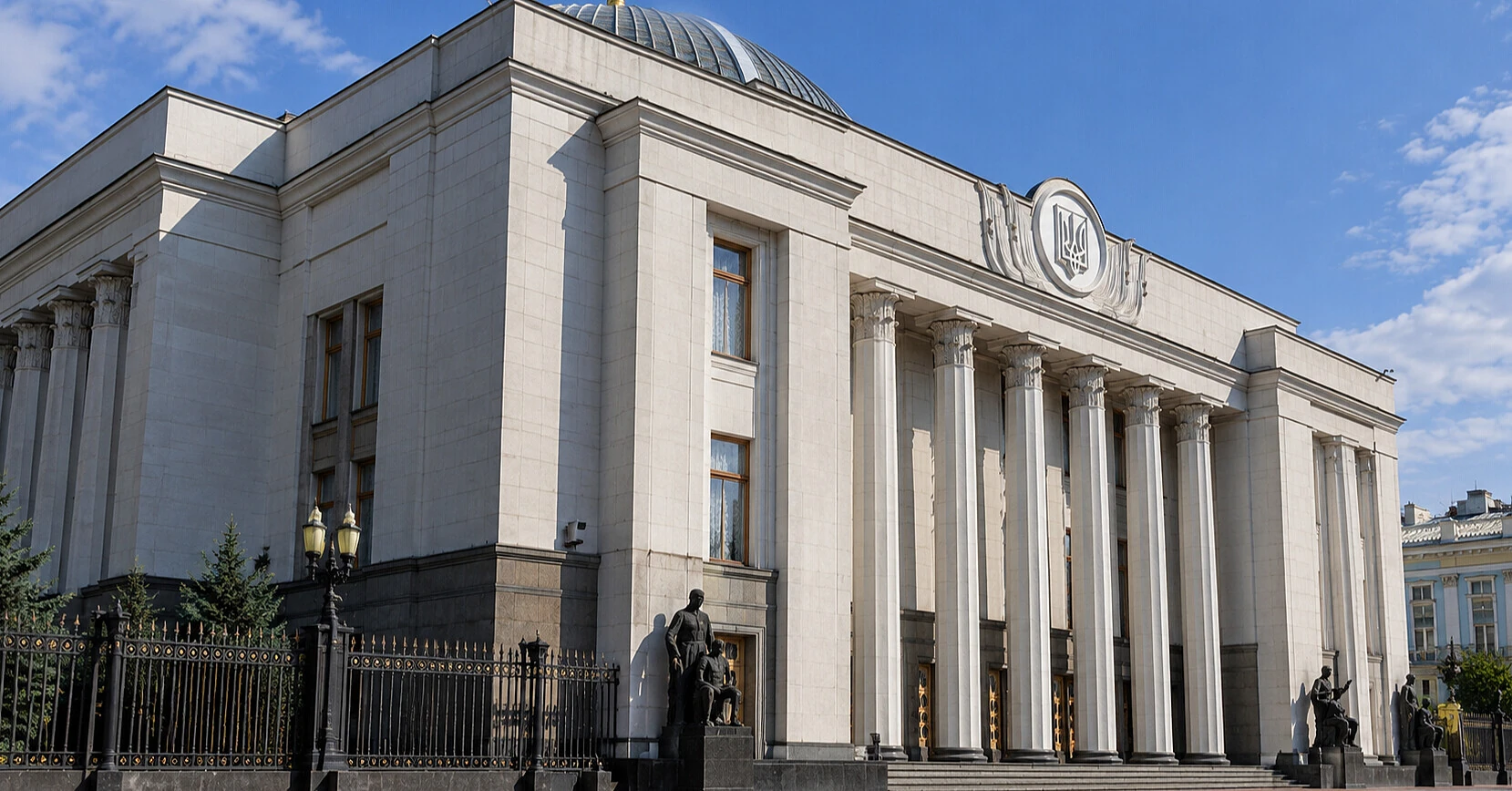 Рада дозволила старшокласникам завершувати навчання у своїх школах